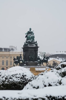 Vienna, Avusturya - 20 Ocak 2014: Viyana manzaraları, binalar ve Viyana kenti sokaklarında. Tapınaklar ve katedralleri Gotik ve Bizans tarzı antika binalar.