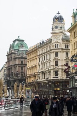 Vienna, Avusturya - 20 Ocak 2014: Viyana manzaraları, binalar ve Viyana kenti sokaklarında. Tapınaklar ve katedralleri Gotik ve Bizans tarzı antika binalar.