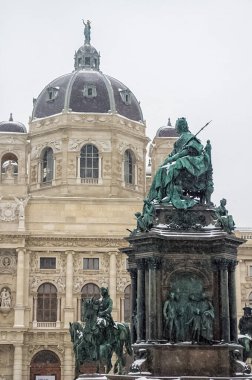 Vienna, Avusturya - 20 Ocak 2014: Viyana manzaraları, binalar ve Viyana kenti sokaklarında. Tapınaklar ve katedralleri Gotik ve Bizans tarzı antika binalar.