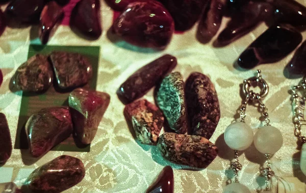 Süs Eşyaları Yontulmuş Taşlar Taş Mineraller Taş Kesme Sanat Sergi — Stok fotoğraf