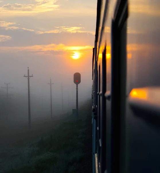 Пасажирський Поїзд Їде Проти Sunset Залізничних Заході Сонця — стокове фото