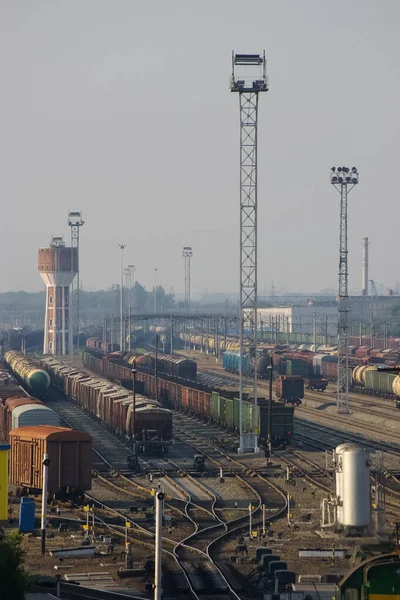 Spoorlijn Naar Treinen Verplaatsen Een Spoorweginfrastructuur — Stockfoto