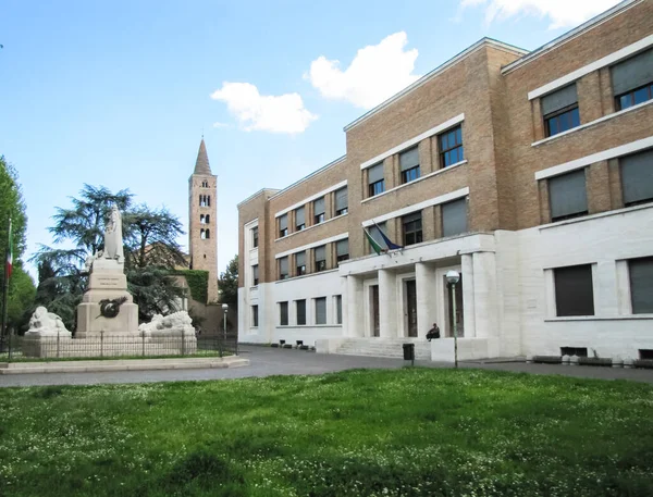 Ravenna, İtalya - 29 Temmuz 2016: Ravenna şehir manzaraları, sokaklar ve Binalar Ravenna City