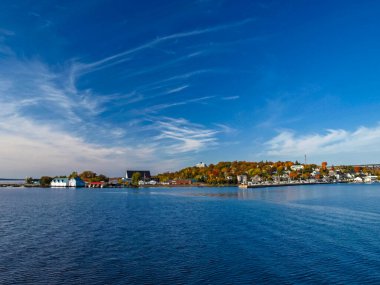 Gürcüce Bay Lake Huron, Amerika Birleşik Devletleri - 20 Ekim 2018: sonbahar peyzaj göl Huron, yuvasından kıyı kenti üzerinde.