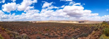 Lake Powell canyoon üzerinde mükemmel manzaralı Colorado Nehri üzerinde temel alır. Güzel kanyon ve Lake Powell'ın, Utah yalnız kayalar.