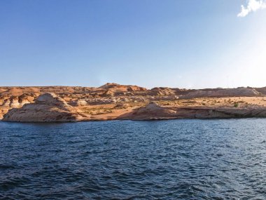 Lake Powell canyoon üzerinde mükemmel manzaralı Colorado Nehri üzerinde temel alır. Güzel kanyon ve Lake Powell'ın, Utah yalnız kayalar.