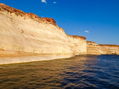 Lake Powell canyoon üzerinde mükemmel manzaralı Colorado Nehri üzerinde temel alır. Güzel kanyon ve Lake Powell'ın, Utah yalnız kayalar.