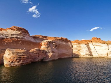 Lake Powell canyoon üzerinde mükemmel manzaralı Colorado Nehri üzerinde temel alır. Güzel kanyon ve Lake Powell'ın, Utah yalnız kayalar.