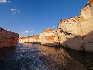 Lake Powell canyoon üzerinde mükemmel manzaralı Colorado Nehri üzerinde temel alır. Güzel kanyon ve Lake Powell'ın, Utah yalnız kayalar.