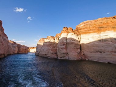 Lake Powell canyoon üzerinde mükemmel manzaralı Colorado Nehri üzerinde temel alır. Güzel kanyon ve Lake Powell'ın, Utah yalnız kayalar.