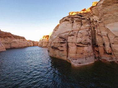 Lake Powell canyoon üzerinde mükemmel manzaralı Colorado Nehri üzerinde temel alır. Güzel kanyon ve Lake Powell'ın, Utah yalnız kayalar.