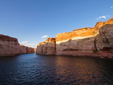 Lake Powell canyoon üzerinde mükemmel manzaralı Colorado Nehri üzerinde temel alır. Güzel kanyon ve Lake Powell'ın, Utah yalnız kayalar.