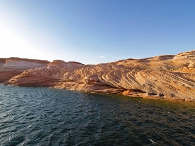 Lake Powell canyoon üzerinde mükemmel manzaralı Colorado Nehri üzerinde temel alır. Güzel kanyon ve Lake Powell'ın, Utah yalnız kayalar.