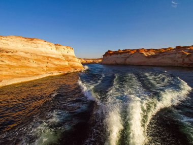 Lake Powell canyoon üzerinde mükemmel manzaralı Colorado Nehri üzerinde temel alır. Güzel kanyon ve Lake Powell'ın, Utah yalnız kayalar.