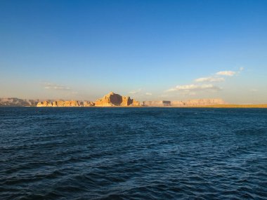 Lake Powell canyoon üzerinde mükemmel manzaralı Colorado Nehri üzerinde temel alır. Güzel kanyon ve Lake Powell'ın, Utah yalnız kayalar.
