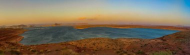 Lake Powell canyoon üzerinde mükemmel manzaralı Colorado Nehri üzerinde temel alır. Güzel kanyon ve Lake Powell'ın, Utah yalnız kayalar.