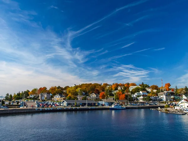 Gürcüce Bay Lake Huron, Amerika Birleşik Devletleri - 20 Ekim 2018: sonbahar peyzaj göl Huron, yuvasından kıyı kenti üzerinde.