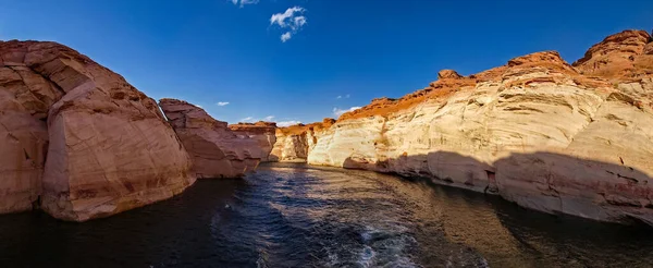 鲍威尔湖是以科罗拉多河为基础的 可以欣赏到峡谷的美景 美丽的峡谷和孤独的岩石在鲍威尔湖 犹他州 — 图库照片