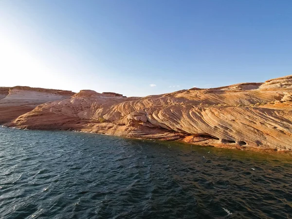 Lake Powell canyoon üzerinde mükemmel manzaralı Colorado Nehri üzerinde temel alır. Güzel kanyon ve Lake Powell'ın, Utah yalnız kayalar.