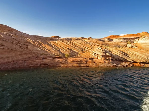 鲍威尔湖是以科罗拉多河为基础的 可以欣赏到峡谷的美景 美丽的峡谷和孤独的岩石在鲍威尔湖 犹他州 — 图库照片
