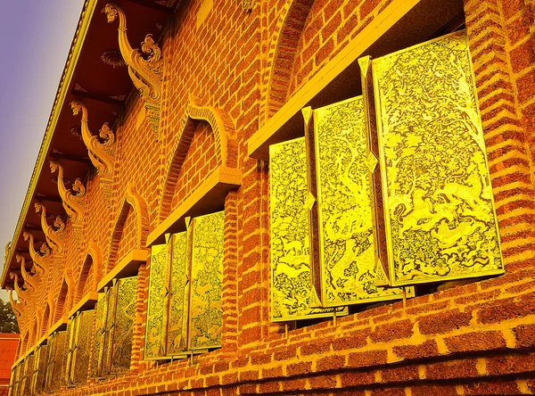 Золотые окна буддийского храма — стоковое фото