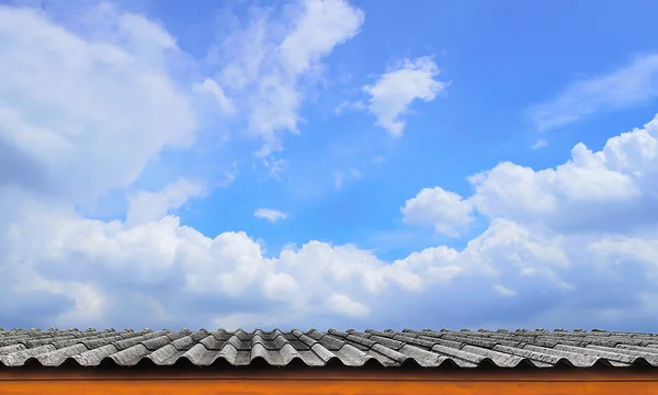 Azulejo de techo y cielo azul nublado —  Fotos de Stock