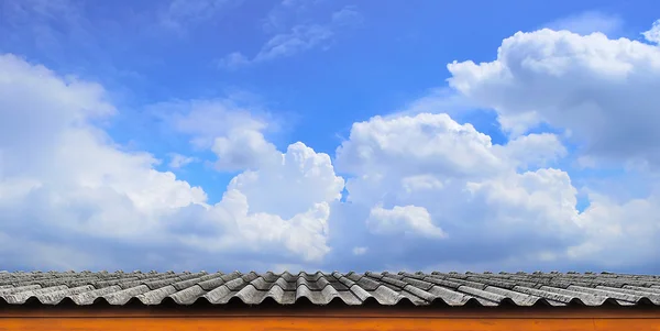 Telha e céu azul nublado — Fotografia de Stock