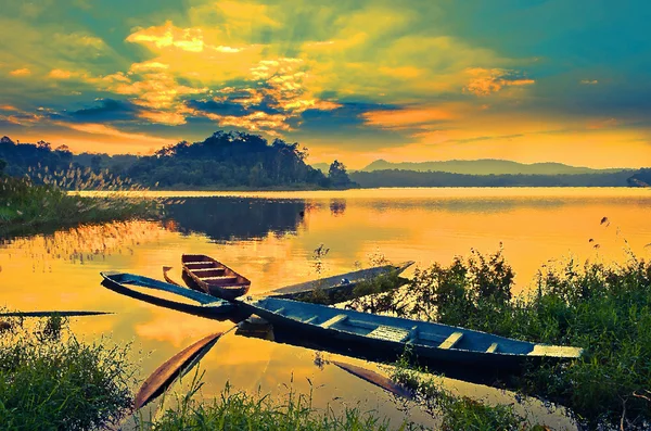 Båtar på vatten twilight efter solnedgången - oljemålning från foto — Stockfoto
