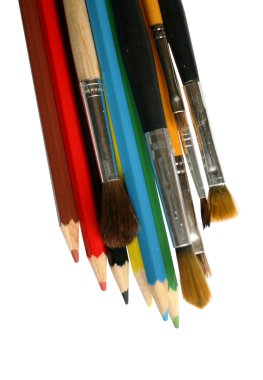 Beyaz arka plan ve fırça renkli kalemler