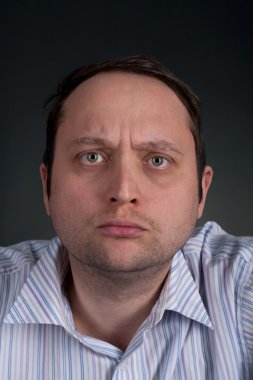 gömlek siyah bir arka plan üzerinde üzgün bir adam