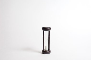 beyaz izole kahverengi kum saati