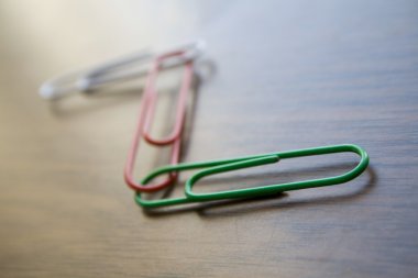 Yazılı malzemeler: renkli klipler