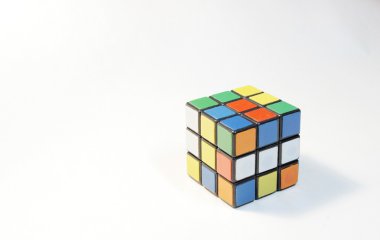 Beyaz bir arka plan üzerinde Rubik küp
