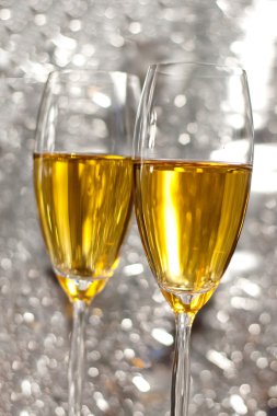 İki kadeh şampanya.