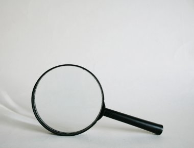 açık renkli üzerinde büyüteç