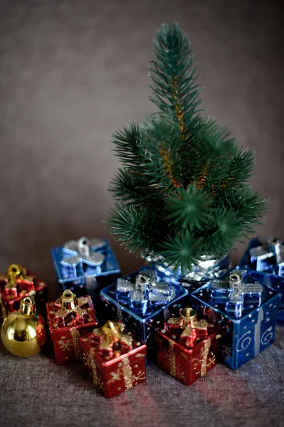 圣诞树和礼物 — 图库照片