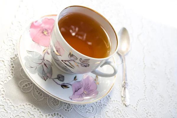 Tasse de thé et sucre blanc en morceaux — Photo