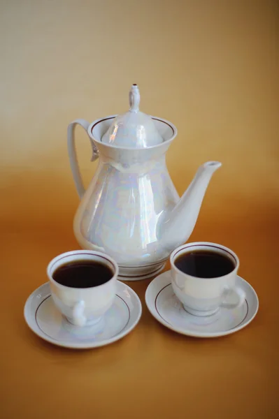 Petites tasses de thé blanc et une bouilloire — Photo