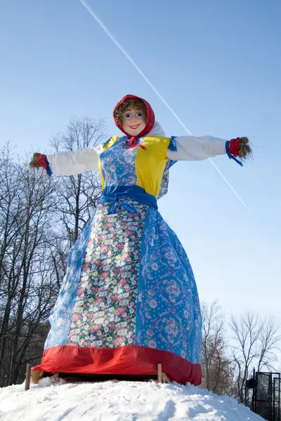 Koniec zimy. Szrovetide. Duża lalka do palenia. — Zdjęcie stockowe