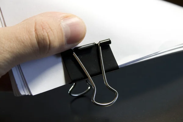 Vista de un clip de papel con pila de papel en blanco —  Fotos de Stock