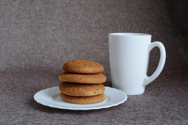 Oatmeal cookies and tea — Stock Photo, Image