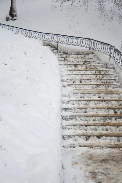 Escaleras cubiertas de nieve — Foto de Stock