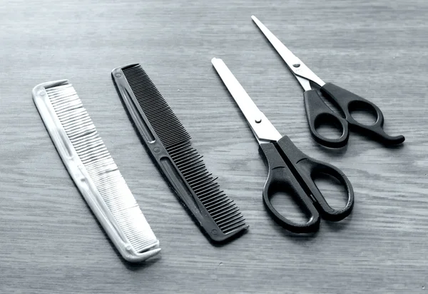 Herramientas de corte de pelo sobre fondo oscuro — Foto de Stock