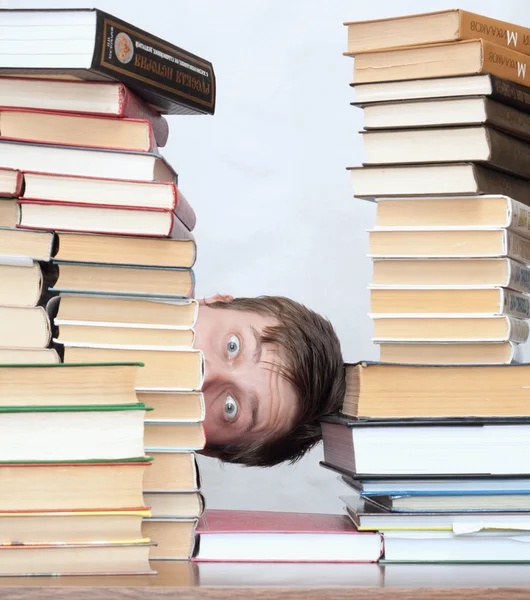 Homem entre livros — Fotografia de Stock