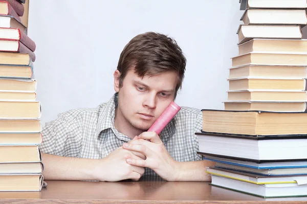 Homem entre livros — Fotografia de Stock