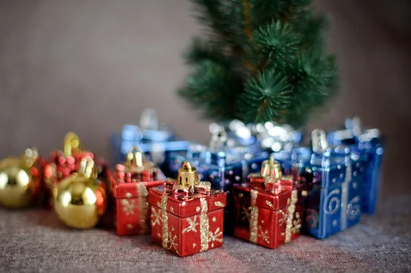 Árbol de Navidad y regalos —  Fotos de Stock