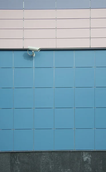 Cámara de seguridad en una pared — Foto de Stock