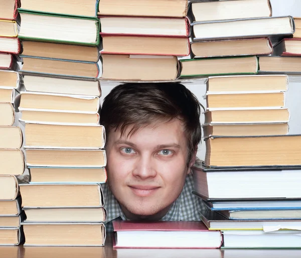 Homem entre livros — Fotografia de Stock