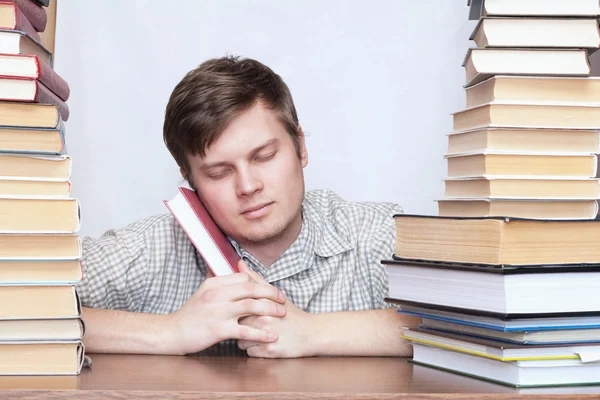 Hombre entre libros — Foto de Stock