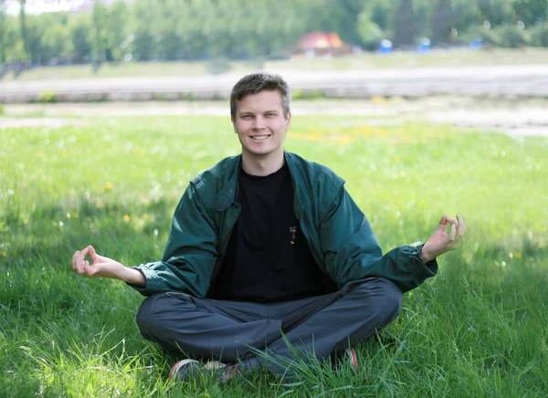 Jeune homme méditer en plein air — Photo